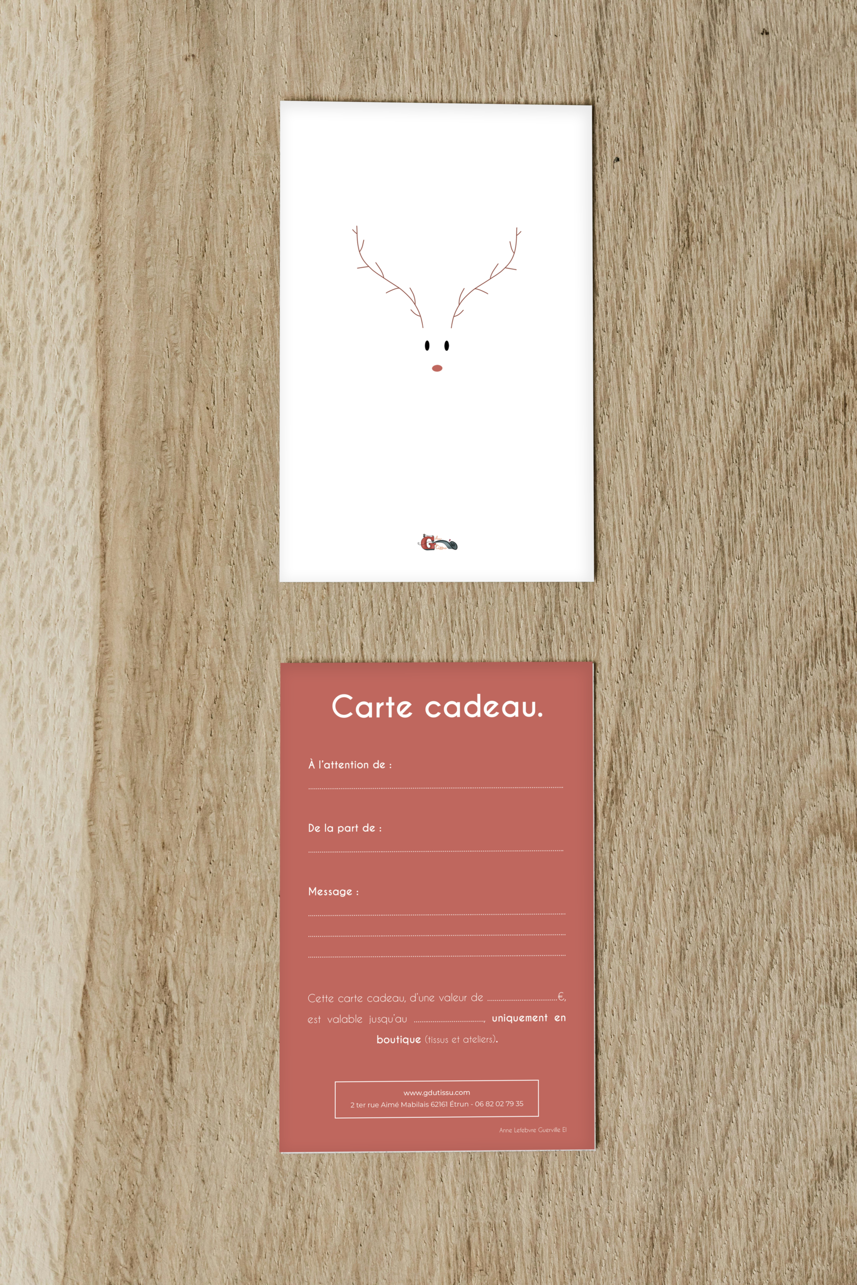 Carte cadeau de Noël G du tissu, avec une illustration festive de renne et un espace pour renseigner les informations du bénéficiaire