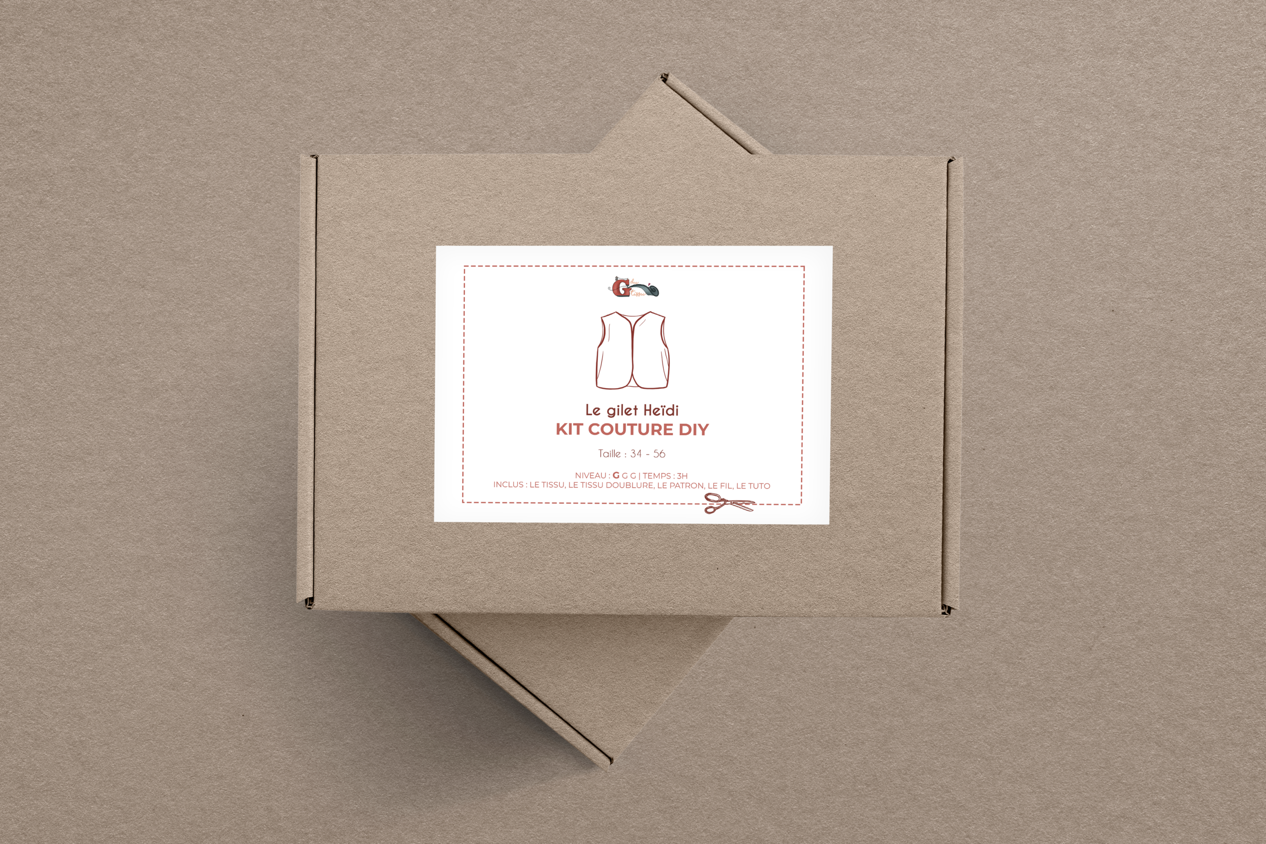 Étiquette conçue pour le packaging du kit couture G du tissu, avec une illustration digitale du produit.