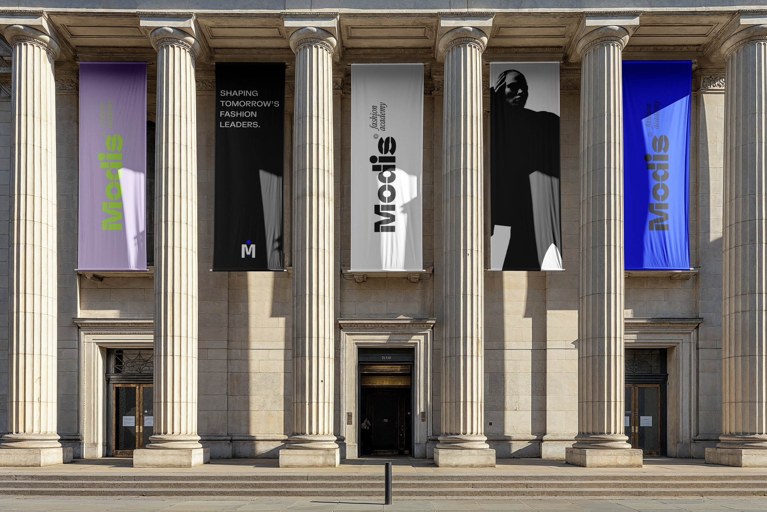 Affiches accrochées à l'avant de l'école de mode avant-gardiste Modis